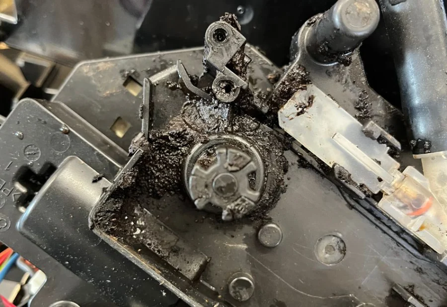 brudny mechanizm ekspresu do kawy